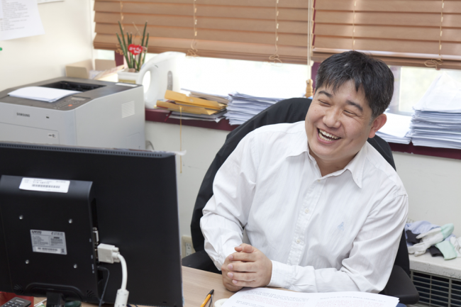 [IBS News Letter] Interview with Prof. Eunsung Lee 사진