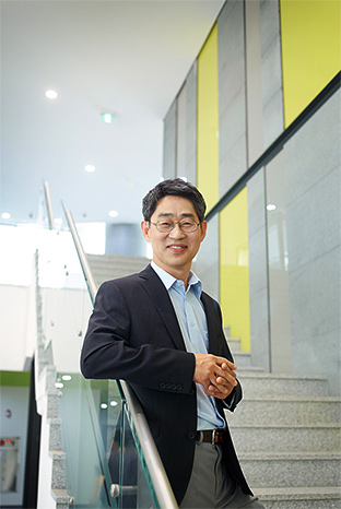 Director. Seong-Gi Kim Ph.D.
