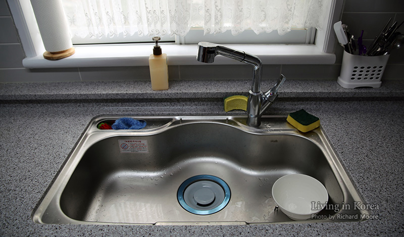 https://centers.ibs.re.kr/img/living_en/housing/kit-sink-sm.jpg